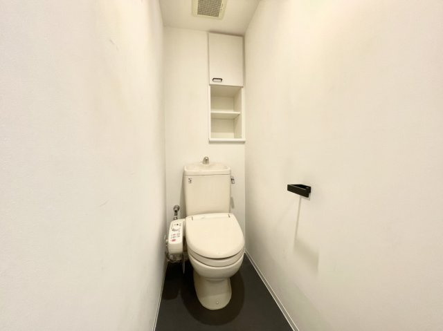 【トイレ】　上部には収納キャビネットとオープン棚を備え、トイレットペーパーや日用品の収納にも困りません。