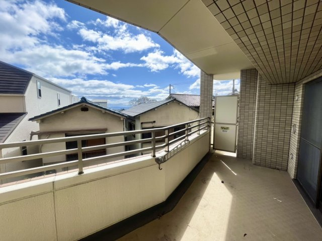 【バルコニー】　青空が広がるワイドバルコニーで開放感があります。たっぷりの日当たりと風通しで、洗濯物もすっきり乾きます。