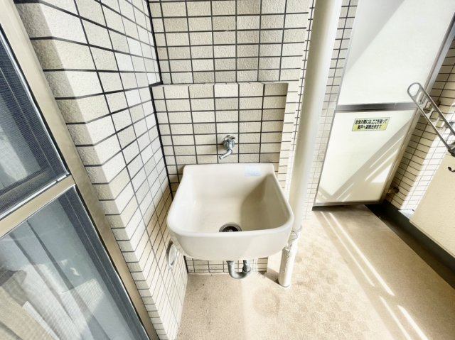 【バルコニー水栓】　ワイドバルコニーには便利な水栓付き。ガーデニングや掃除など多用途に活躍します。緊急時に隣戸へ避難できる避難ハッチも完備した安心の設備です。