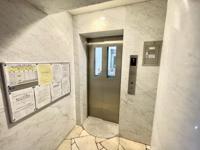 【エレベーター】　大理石調の壁が高級感を演出するエレベーターホール。清潔に管理されたエントランスは、毎日の帰宅を上質な気分で迎えてくれます。