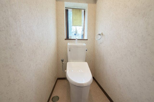 シンプルで清潔感のあるトイレ空間。窓付きで自然換気が可能なため、明るく快適に使用できます。壁面スペースもあるため、小物収納や棚の設置も可能。日常的に使いやすい落ち着いた雰囲気のトイレです。