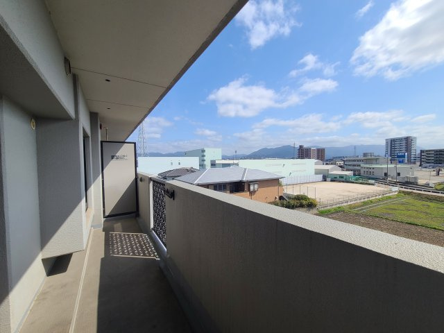 〇気持ちのいい空が見渡せる広いバルコニー。爽やかな風を感じて、心躍る素敵な暮らしがはじまります。