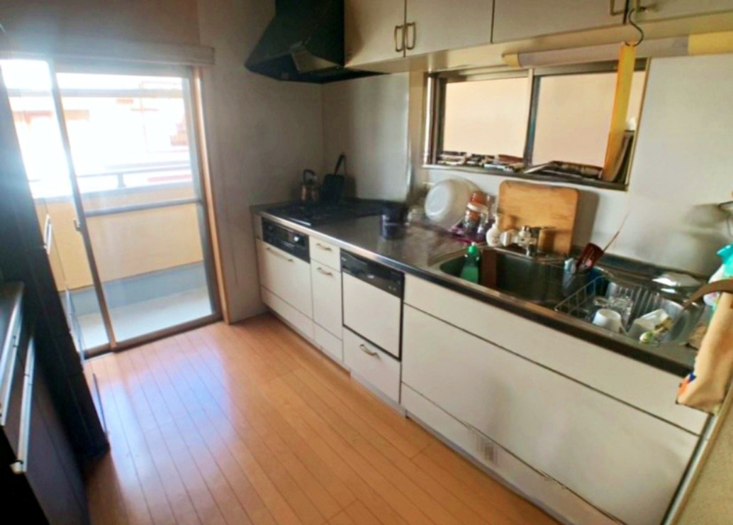 キッチンには窓、横にはバルコニーがあるのでキッチン周りの換気も安心です！