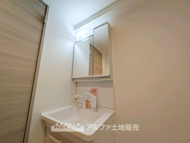 【Wash　Basin】　◆独立洗面台◆洗髪洗面化粧台を備えた洗面スペース。朝の身支度から帰宅後の手洗いまで、日々の生活を支えてくれます。　