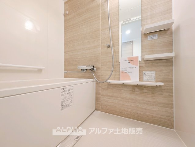 【Bathroom】　◆浴室◆新品交換された浴室には追焚機能・浴室暖房を備えています。帰宅時間が異なる日にも温かいお風呂を楽しみやすい設備です。
