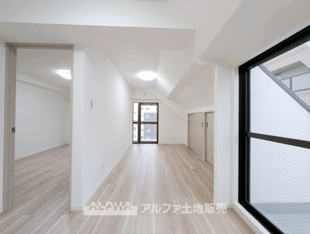 【Western-style　Room】　◆洋室◆約6帖の洋室は、ベッドやデスクなどを配置して寝室として使いやすい空間。クローゼットを備え、衣類の収納にも便利です。　