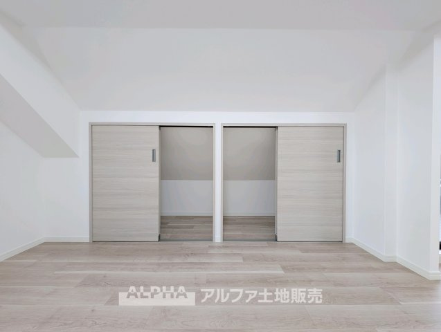 【Storage】　◆収納◆洋室のクローゼットに加え、LDK側にも物入を確保。日用品や衣類などを用途に合わせて整理でき、室内をすっきり保ちやすい間取りです。