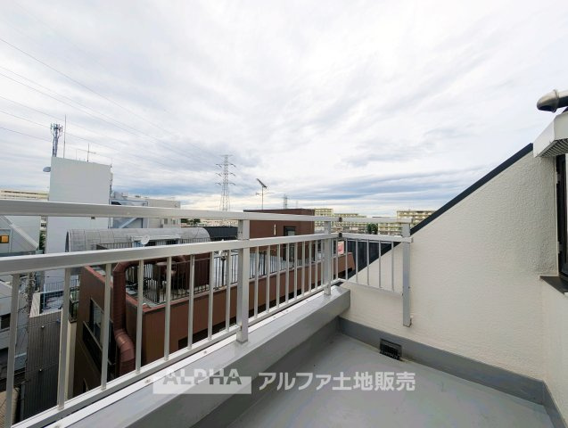 【Balcony】　◆バルコニー◆合計9.20平米の2面バルコニーを備えた住戸。LDK側と洋室側から外へつながり、住まいに開放感を添えてくれます。