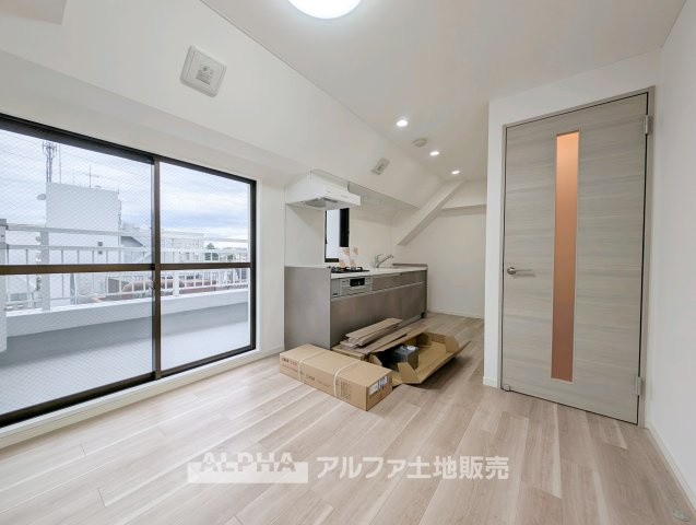 【Open　Living】　◆リビング◆大きな窓から光を取り込むLDK。食事を楽しむダイニングスペースと、テレビやソファを置くくつろぎ空間をまとめて確保できます。　