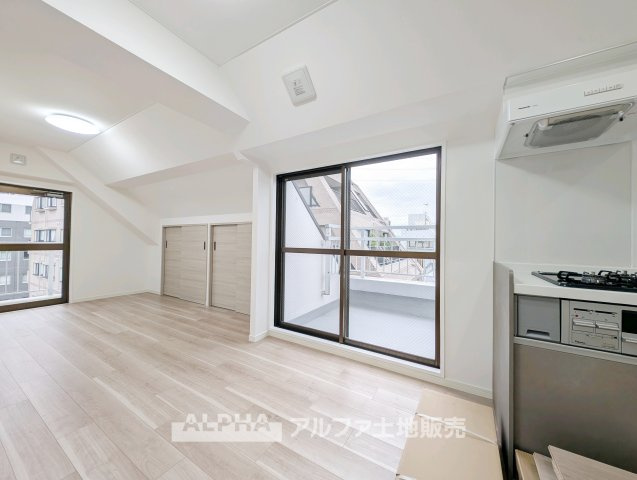 【Bright　Living】　◆リビング◆約14.9帖のLDKは、ダイニングとくつろぎのスペースを分けやすい広さ。家具の配置を工夫しながら、自分らしい住空間をつくれます。