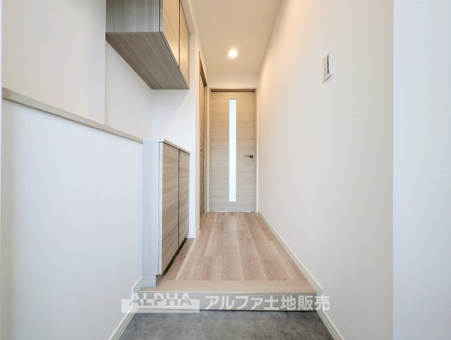 【Entrance】　◆玄関◆住まいの第一印象をつくる玄関スペース。廊下を通じてLDKや水回りへつながり、生活空間とのメリハリをつけやすい設計です。　