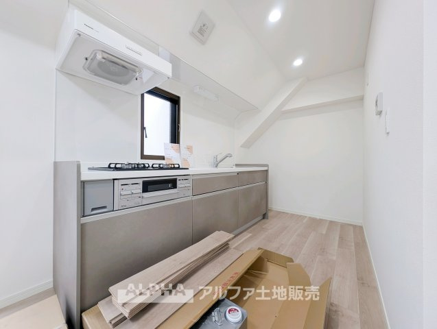 【System　Kitchen】　◆システムキッチン◆新しく交換されたキッチンで毎日の料理も快適に。収納スペースも備え、調理器具や食器を整理しながら使えます。　