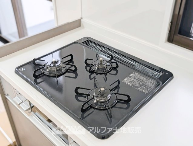【Gas　Stove】　◆ガスコンロ◆新品交換されたコンロを採用。複数の調理を効率よく進めやすく、毎日の料理から休日の作り置きまで活躍します。