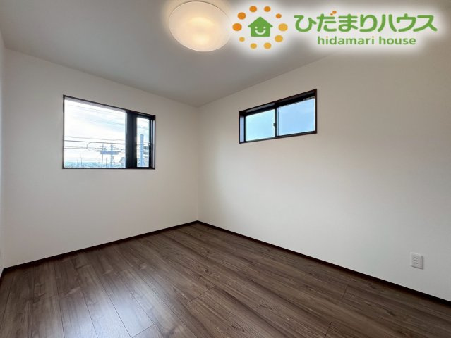 高い位置に横長の小窓を配置し、プライバシーと採光を両立させた洋室です！家具を壁際に寄せやすくレイアウトの自由度が高いため、書斎や趣味のお部屋、お子様の個室などライフスタイルに合わせて使えます！