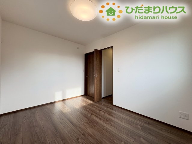 クローゼットが備わった、スッキリとした形状の洋室です！収納スペースがたっぷりあるため、お部屋をより広く有効活用できます！