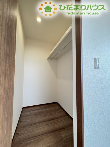 奥行きがあり、衣類から大きな荷物までまとめて保管できる大型クローゼットです！中に入って荷物を整理しやすく、ハンガーに掛けたお洋服がひと目で確認できるため、お出かけ前の準備もスムーズに行えます◎