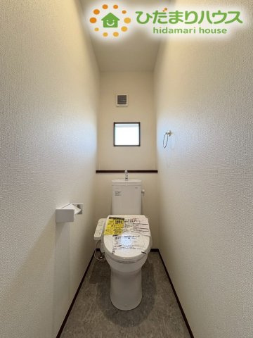 2階部分に設けられた、シンプルで使い勝手の良いトイレです！忙しい朝の準備時間帯に家族の間で使用が重なっても安心なほか、夜中に1階まで階段を下りることなく利用できるためとても便利です♪