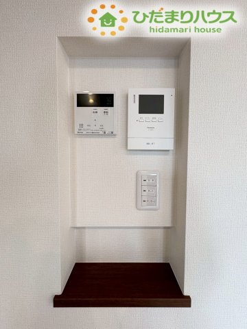 来客時の対応に安心な、録画機能も備わったTVモニター付きインターホンです！リビングの壁面をスッキリと凹ませたニッチ部分に設置されており、空間の邪魔をしないスマートな配置になっているのが特徴です！