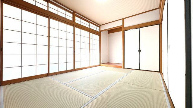 1Ｆ6畳の南側和室になります♪窓際は縁側となっております♪