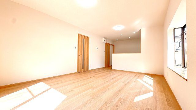 南向きで日当たり良好の暖かいリビングとなっております♪