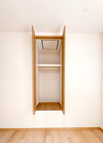 2Ｆ6畳の南西洋室の収納になります♪
