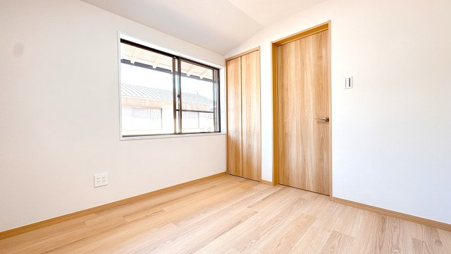 2Ｆ4．5畳の北側洋室の別角度になります♪