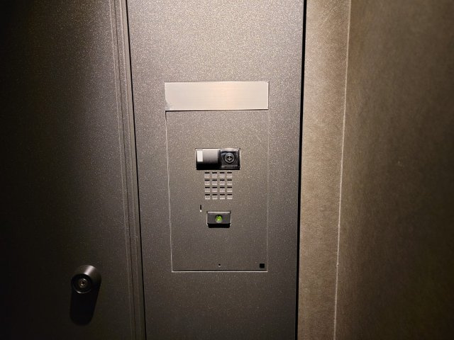 【玄関】玄関前にはカメラ付きインターホン