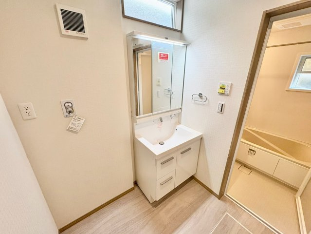 身支度に便利な三面鏡タイプの洗面化粧台