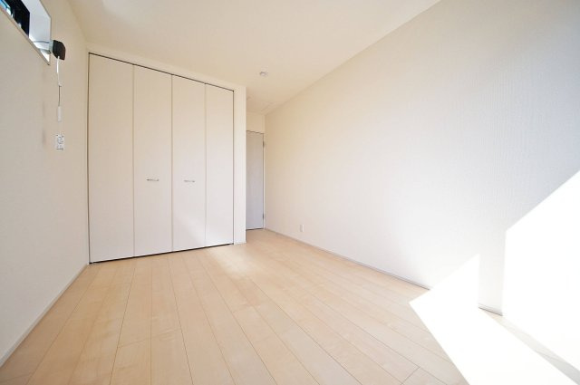 全居室2面採光でお部屋が明るく、便利な全居室収納付き！