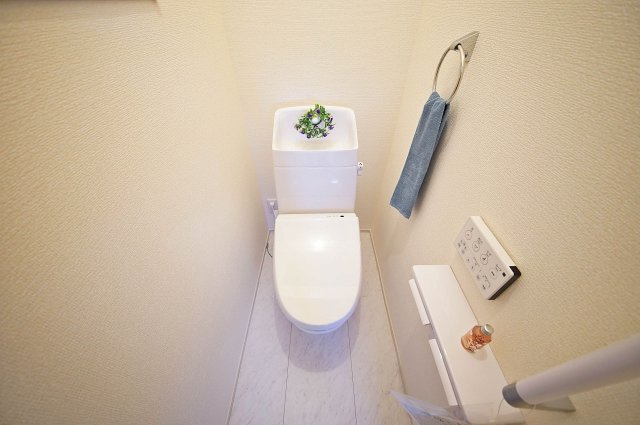 手すり付きでいつでも安心して利用出来るトイレ、温水洗浄機能付きです