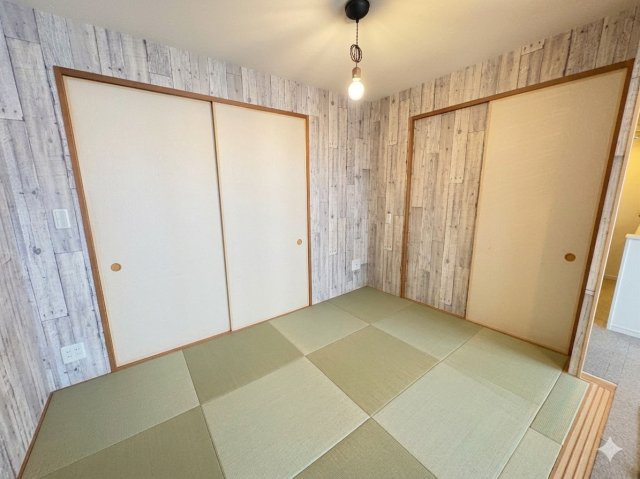 リビングと続き間です。（現状をイメージしやすくするため、AIで室内の荷物を消去しています）
