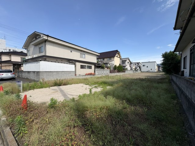 約363坪の広大な敷地は、様々な活用方法に対応可能です。周辺は落ち着いた住宅街でありながら、生活利便性の良い立地です。前面道路には下水本管も整備されており、建築計画を進めやすい点も魅力となっています。