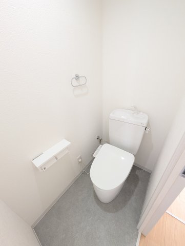 温水洗浄便座付トイレ交換済み！ペーパーホルダー2個つきなので1個使い切っちゃっても安心です！