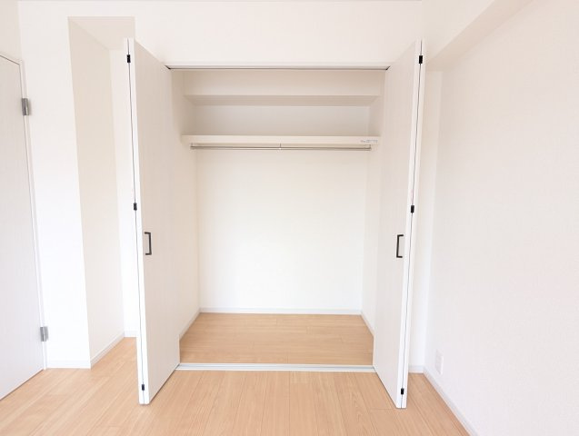 南側洋室にあるクローゼット。パイプハンガーもついているので洋服を掛けて収納ができます。