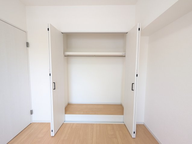 北西側洋室にあるクローゼット。各居室にクローゼットもあるため住空間も快適にご使用いただけます！