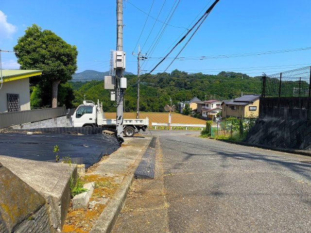 車止めのある整備された駐車スペース