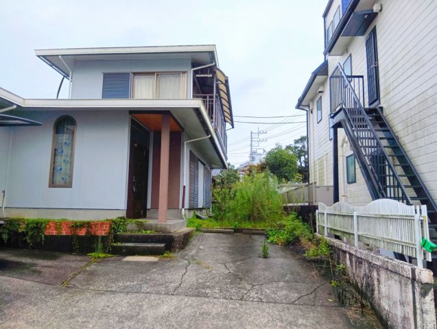 閑静な住宅地に位置しています。車通りが少ない穏やかな環境です。