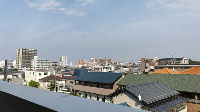 南側に高い建物がなく、開放感のある眺望。視界が抜けており、明るく心地よい景観を楽しめます。