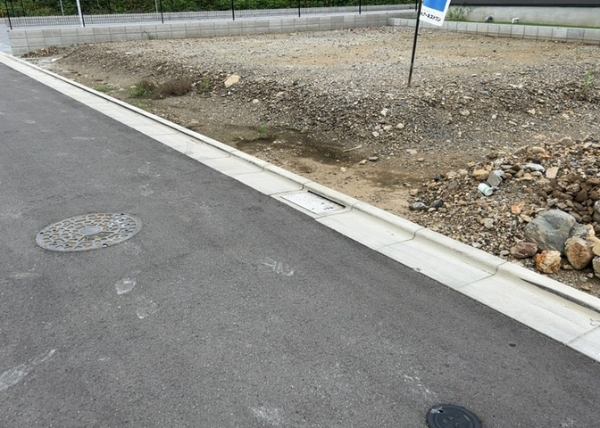 土地の形が極端に長細かったり、狭小地、あるいは道路との高低差がある傾斜地だった場合、後々売ろうとしても買い手がつかない場合もあります。後々、売却することになった時に価値の下がらない土地を選びましょう。