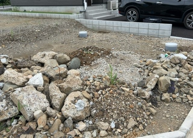 土地の面積＝住宅面積ではありません。建ぺい率の問題などで、土地のある場所によって住宅を建てられる面積は限られています。高さもしかり、「土地」という言葉の中には、建築条件も含まれると考えておきましょう。