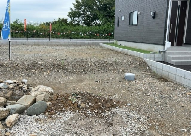 家を建てる場合、方位は要チェックです。現実的に日当たりのよい家ならばリビングは南側、建築基準法でも北側に当たる家への配慮は求められています。土地を見学に行く際は、方位磁針を持って行くようにしましょう。