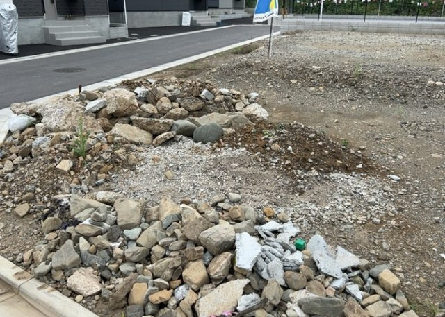 土地を買う際、住む地域の自治体や福祉の補助制度にも注目してみましょう。子供や老人の医療補助やゴミ出しのルールなど、自治体によってルールに大きな違いがあるため、暮らしやすい土地で判断するとよいでしょう。