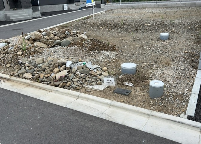 土地の前の道路に消火栓が設置されていることがあります。この場合、道路交通法第45条第1項により、駐車禁止の場所が指定されています。そのため、車庫などの駐車スペースをつくることができない場合があります。