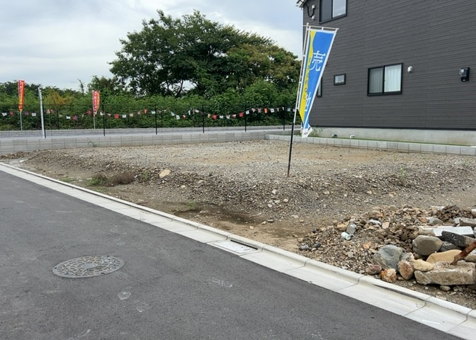 隣家の土地はどうなっているのか、生活利便施設が近くにあるのか、学校まで近いかなど、お客様のライフスタイルにあわせたイメージが重要です。また、近くにあると困る施設が近くにないかも確認するといいでしょう。