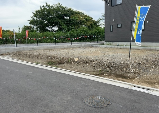 土地購入を検討されている場合、境界杭がない状態で購入してしまうと境界確定測量をする必要があり、費用がかかります。購入の前に、売主、隣土地所有者立ち合いのもと境界を確定し境界杭を設置するのがベストです。