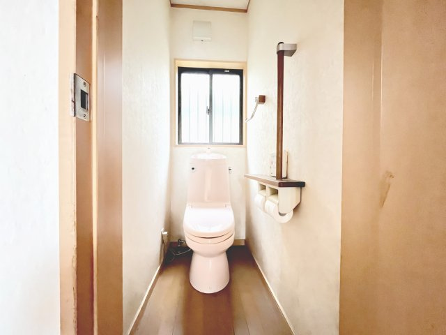 落ち着いた色調のトイレです