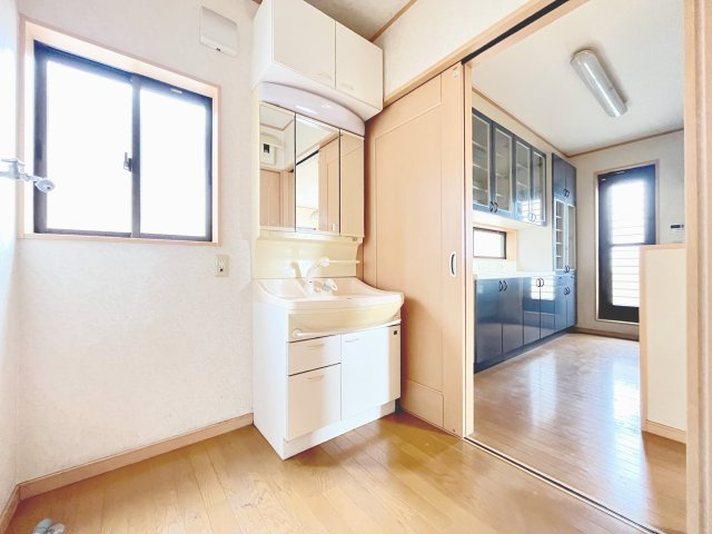 朝の身支度には欠かせない独立洗面化粧台