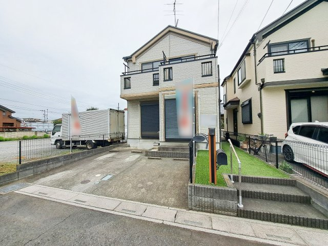 2台駐車可能！セカンドカーをお持ちの方やお車での来客の多い方、自転車やバイクを停めたい方にもおすすめです。(車種によりことなります)