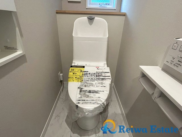 トイレットペーパーなど保管に便利な収納スペースを完備！