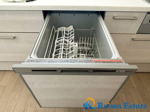 手洗いより低コストの食洗機。洗い物の時間を削減でき、家事の負担を軽減してくれます◎